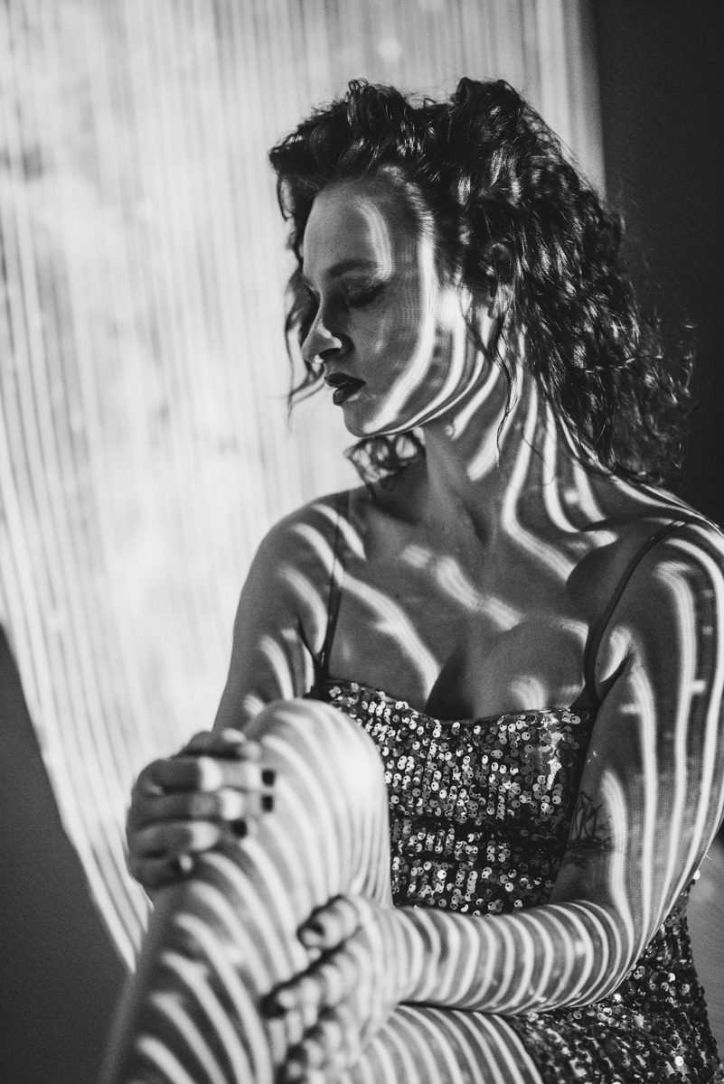 maria-black-white-lines-3